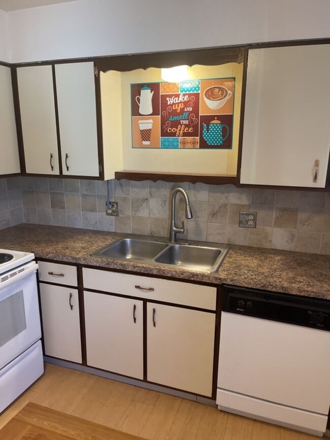 Building Photo - 2 Bed 1 Bath Duplex