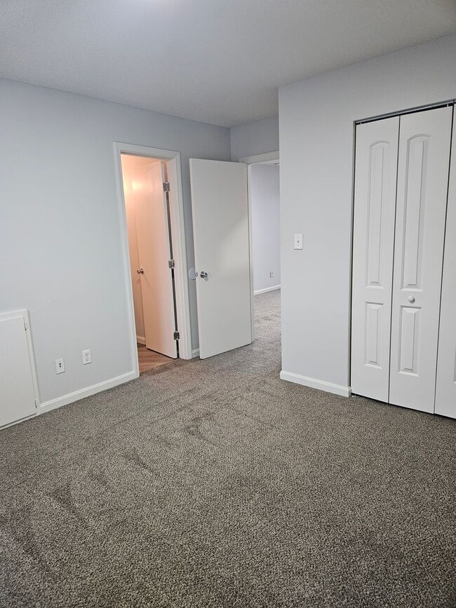 Building Photo - Green Valley Apartments