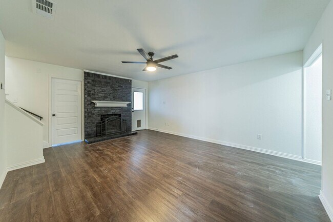 Building Photo - Sable Ln Duplex