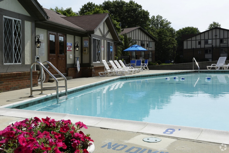 Heated Pool - Sutton Club Apartments