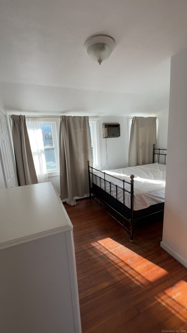 Building Photo - 204 Pequot Ave