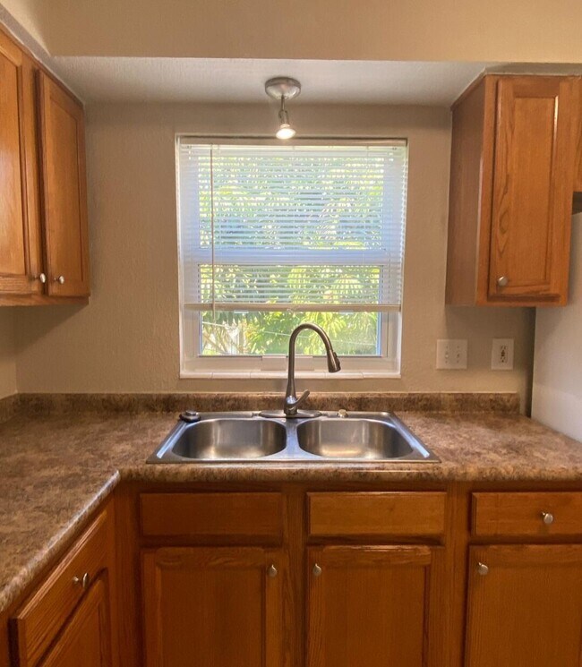 Building Photo - 124 Yacht Club Dr