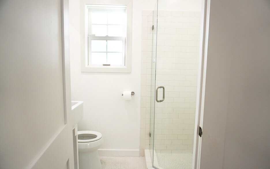 Bath - 1120 S Barrington Ave