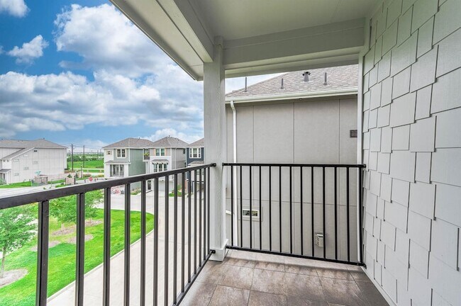 Building Photo - 2022 Groveland Glen Dr