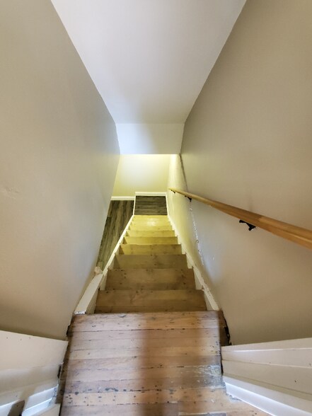 Building Photo - 90 E 8th Ave