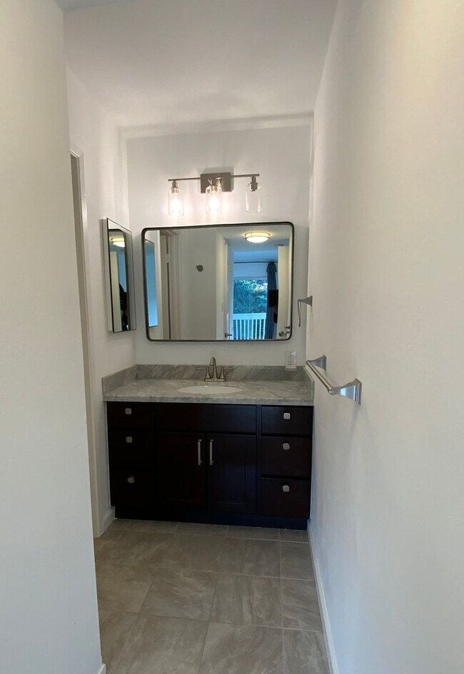 Building Photo - Elegant Remodeled 3BR Condominium in Sharon Heights