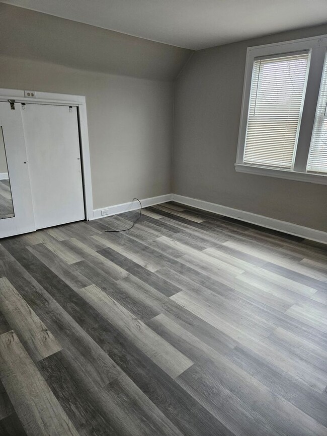 Building Photo - This spacious front porch Colonial is wait...