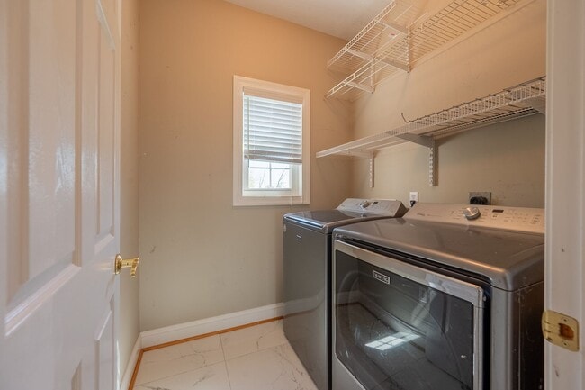 Building Photo - 1701 Stratford View Dr