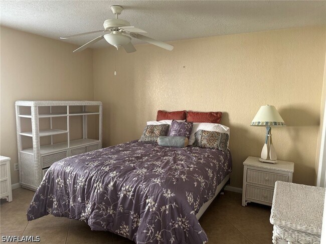 Building Photo - 4633 Bayshore Dr