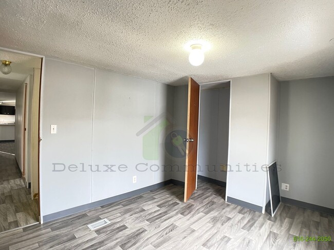 Building Photo - Newly Updated Mobile Home! Spacious 3 Bedroom! Baseline Estates