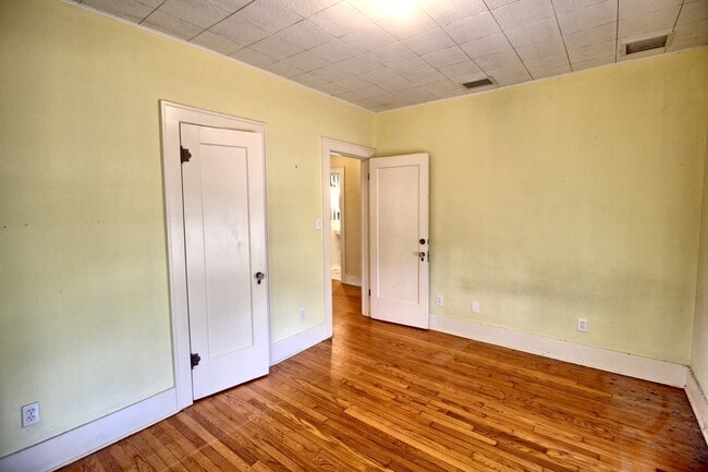 Building Photo - 800 E Livingston St