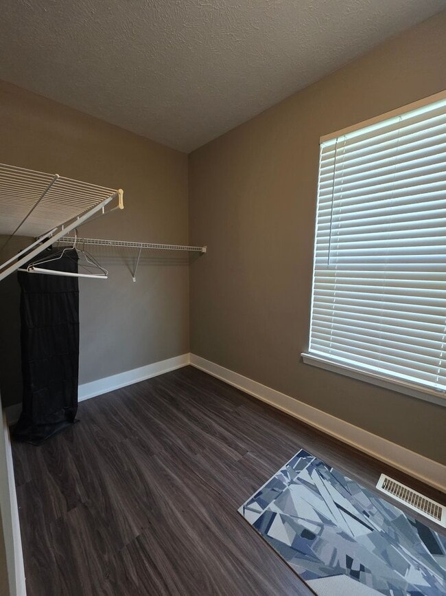 Building Photo - Executive Four Bedroom Rental w/ Office!