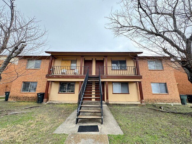 Primary Photo - 2202 Hunt Dr