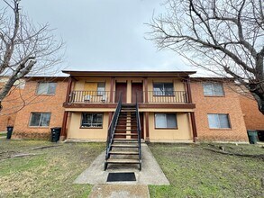 Building Photo - 2202 Hunt Dr