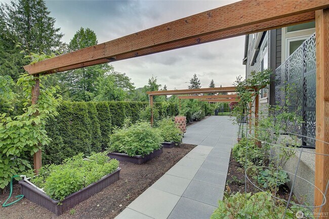 Building Photo - 5Bd/4Ba Bellevue House