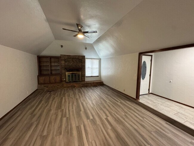 Building Photo - New flooring and tile, great location, lar...