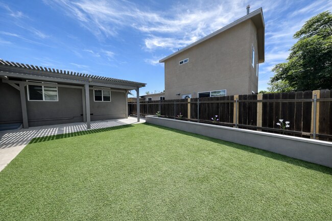Building Photo - Private Turfed Yard! Large 5 Bed / 3 Bath House on Dorothy