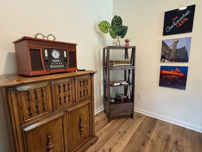 Building Photo - FULLY FURNISHED 3/3 Townhome in Bobcat Vil...