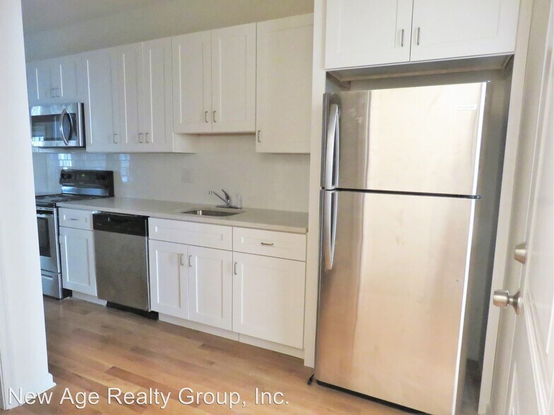 KITCHEN - 303 N 41st St