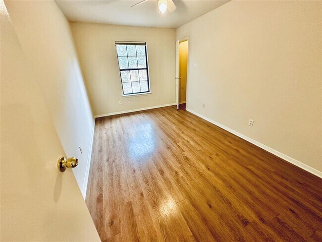 Building Photo - 5207 Thunderbird St