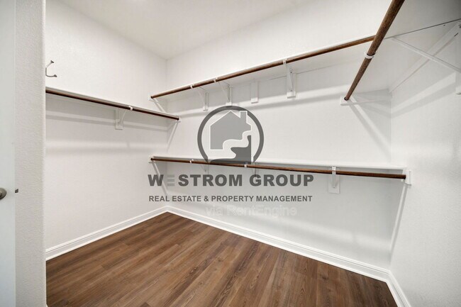 Building Photo - 1036 Cushing Dr