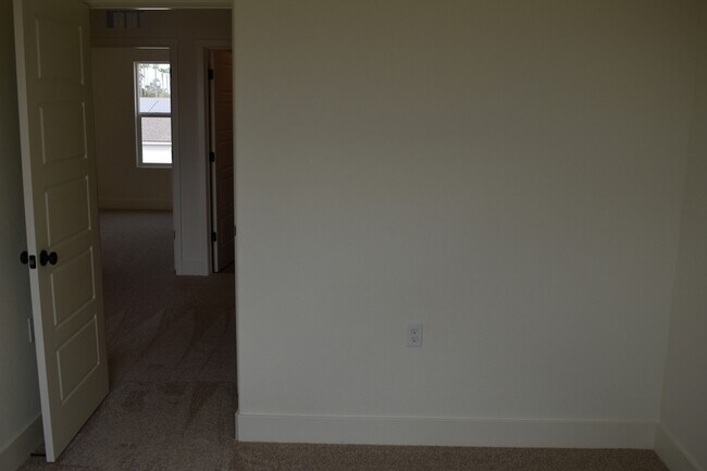 Building Photo - 682 Stephanie Dr