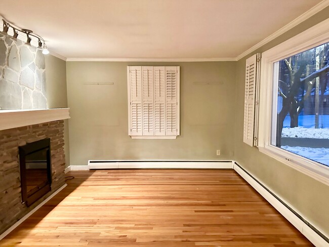 Building Photo - Updated 4 Bedroom House