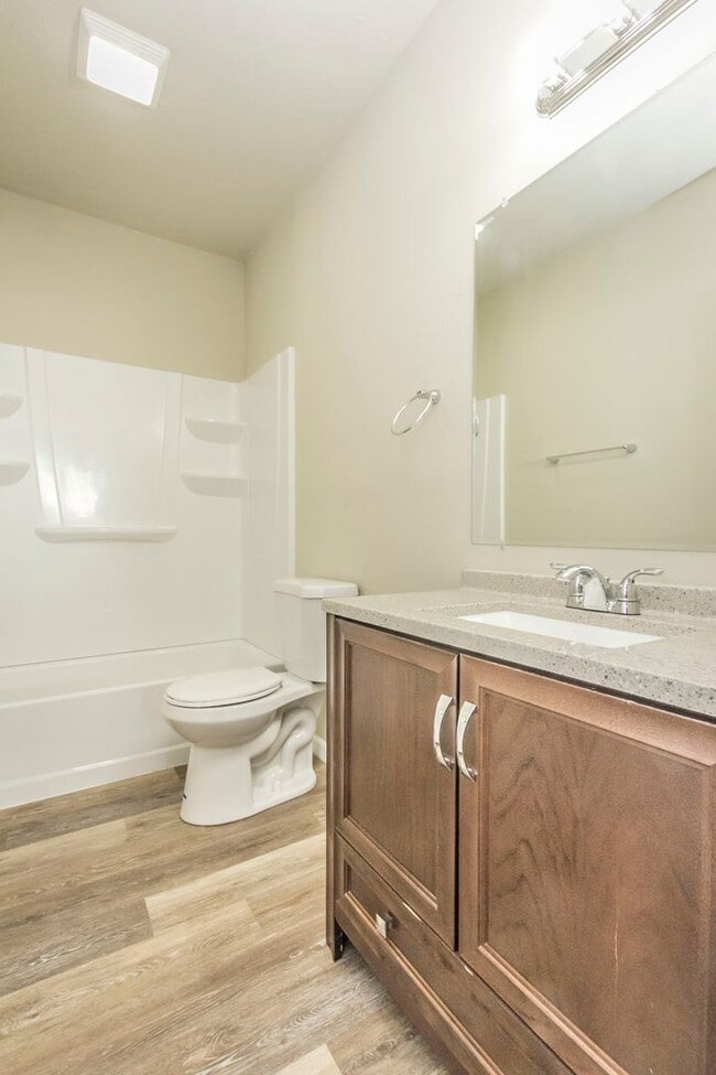 Building Photo - 3 Bedroom 2 Bathroom Fully Remodeled