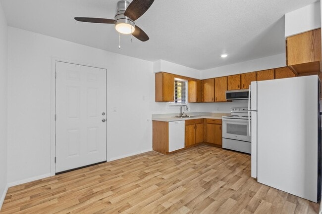 Building Photo - Large and Luxurious 2 Bed unit with giant yard, Pet Friendly, covered parking, washer and dryer i...