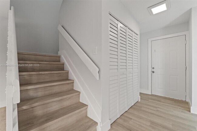 Building Photo - 6255 SW Kendale Lakes Cir