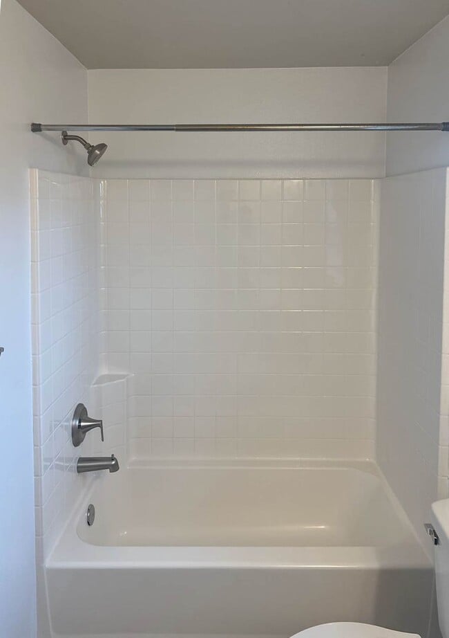 Building Photo - Beautiful West Linn Home in a Quiet, Desirable Neighborhood