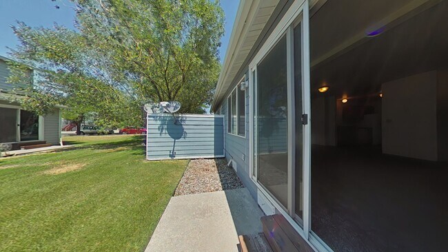 Building Photo - Gorgeous 2 Bedroom 1 Bathroom Townhouse St...