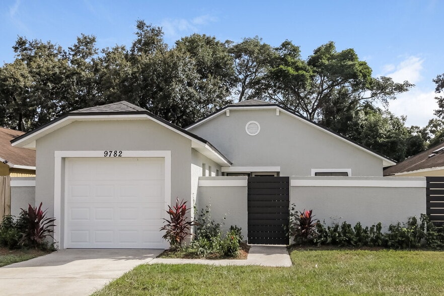 Primary Photo - 9782 Piney Point Cir
