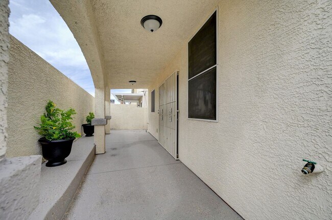 Building Photo - Beautiful 3BR Toscana Home