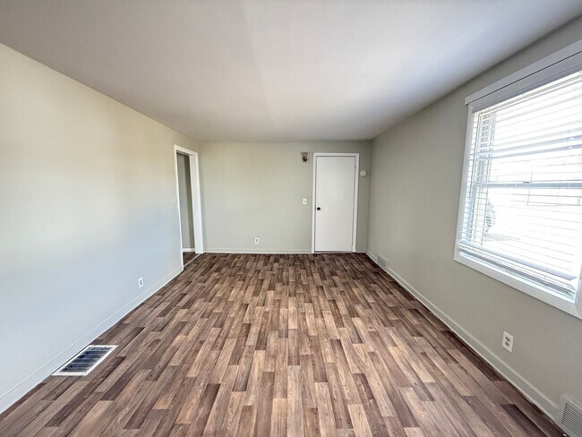 Building Photo - 5680 Park Dr