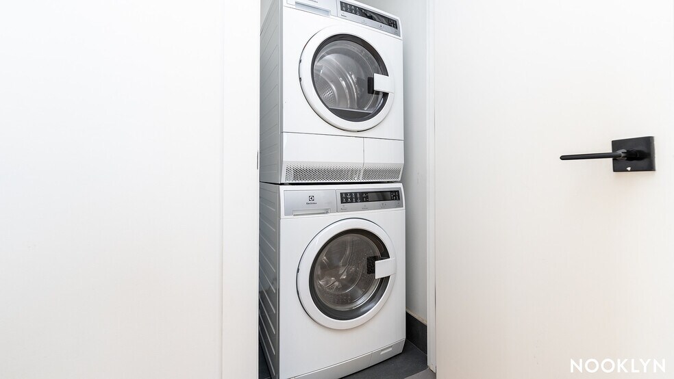 Building Photo - 824 E New York Ave