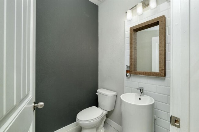 Building Photo - 3209 Ortman Dr