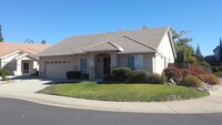 Building Photo - Spacious 3 bedroom home near Roseville Gal...