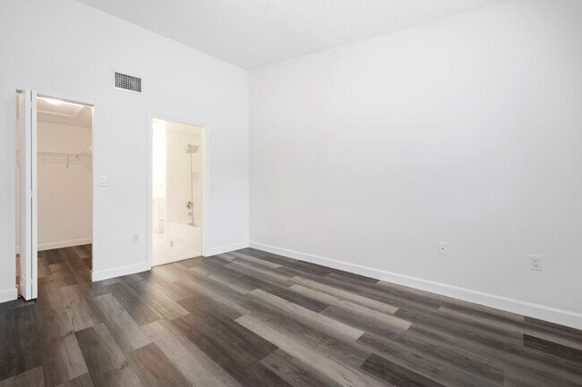 Building Photo - SPACIOUS 2/2 UNIT CENTRALLY LOCATED