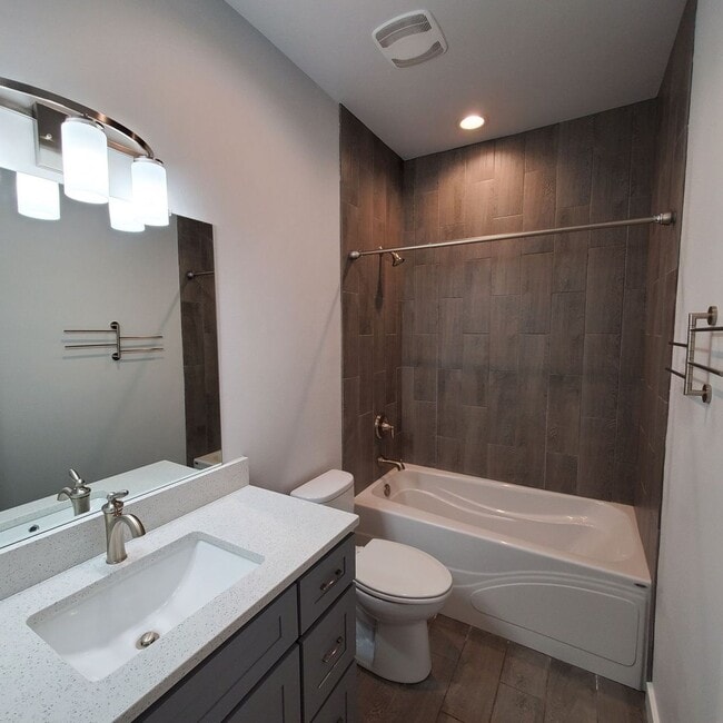 Building Photo - Dog friendly Lakeview 3 Bed: 2Bath w/2 Car...