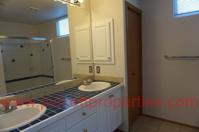 Building Photo - 12731 Plateau Cir NW