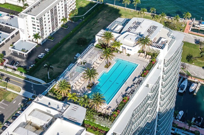 Building Photo - 220 Lake Shore Dr