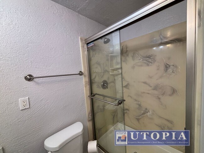 Building Photo - Cozy 2 bedroom, 1 bathroom cottage with a recently updated kitchen, close to local beaches and Sh...