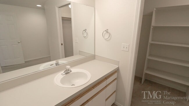 Building Photo - Roomy One Level 2 Bdrm Duplex w/ Open Floo...