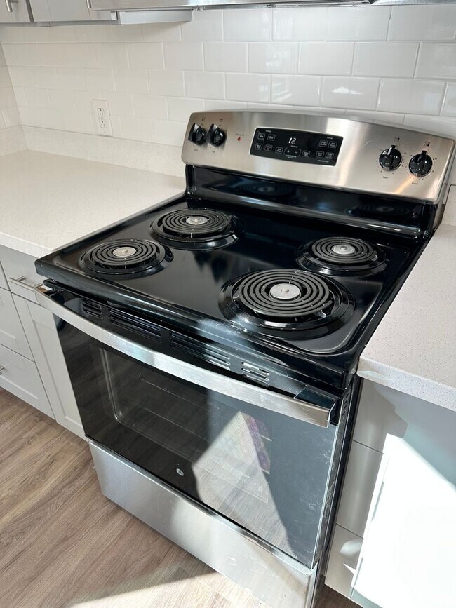 Building Photo - Darling remodeled 5 bedroom 2 bathroom home in the heart of Ogden