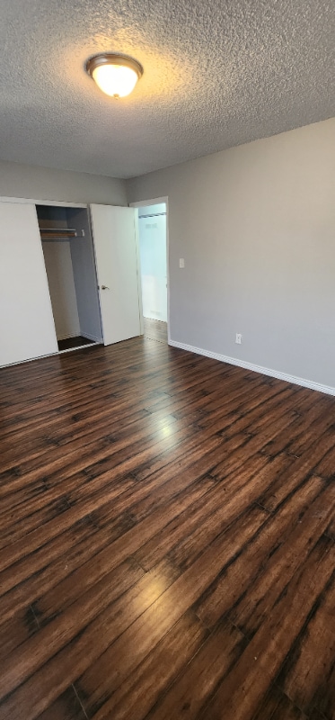 Building Photo - 300 Cottonwood Ln
