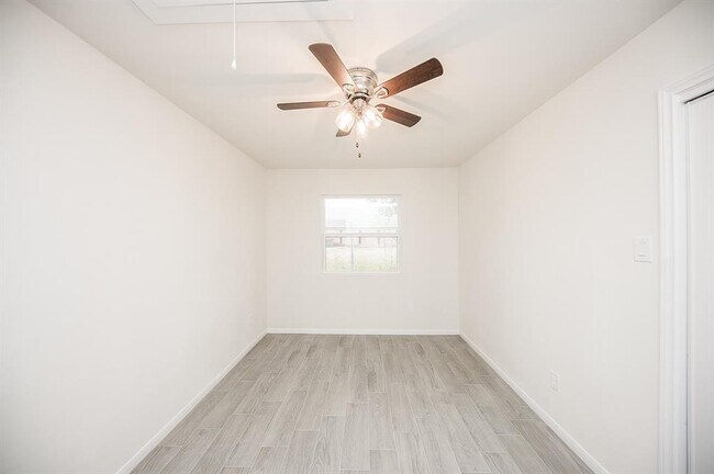 Building Photo - 5040 Mallow St