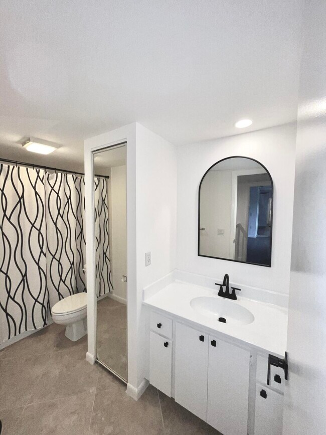 Building Photo - 904 9th Way