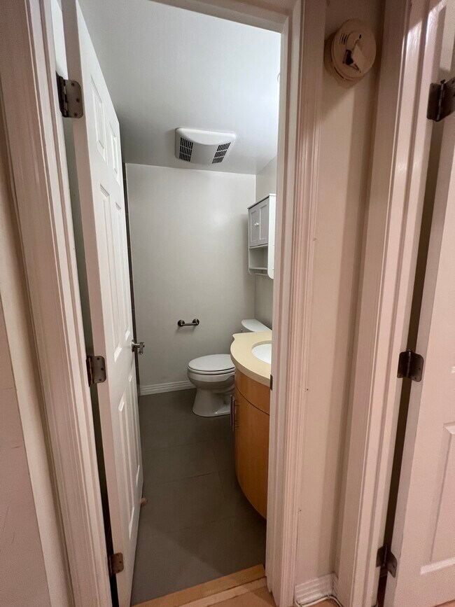 Guest Bath - 1115 S Elm Dr