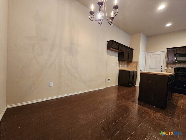 Building Photo - 712 Creekside Cir